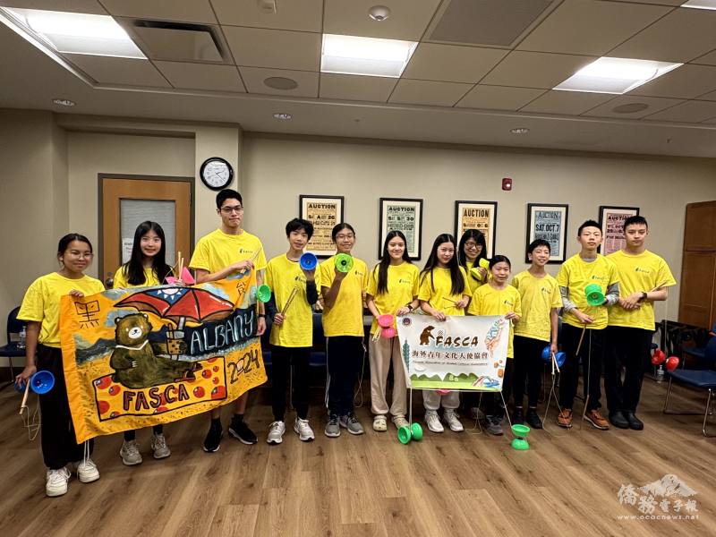 A group photo of the participants, proudly displaying their diabolo and happy about the skills they’ve learned.