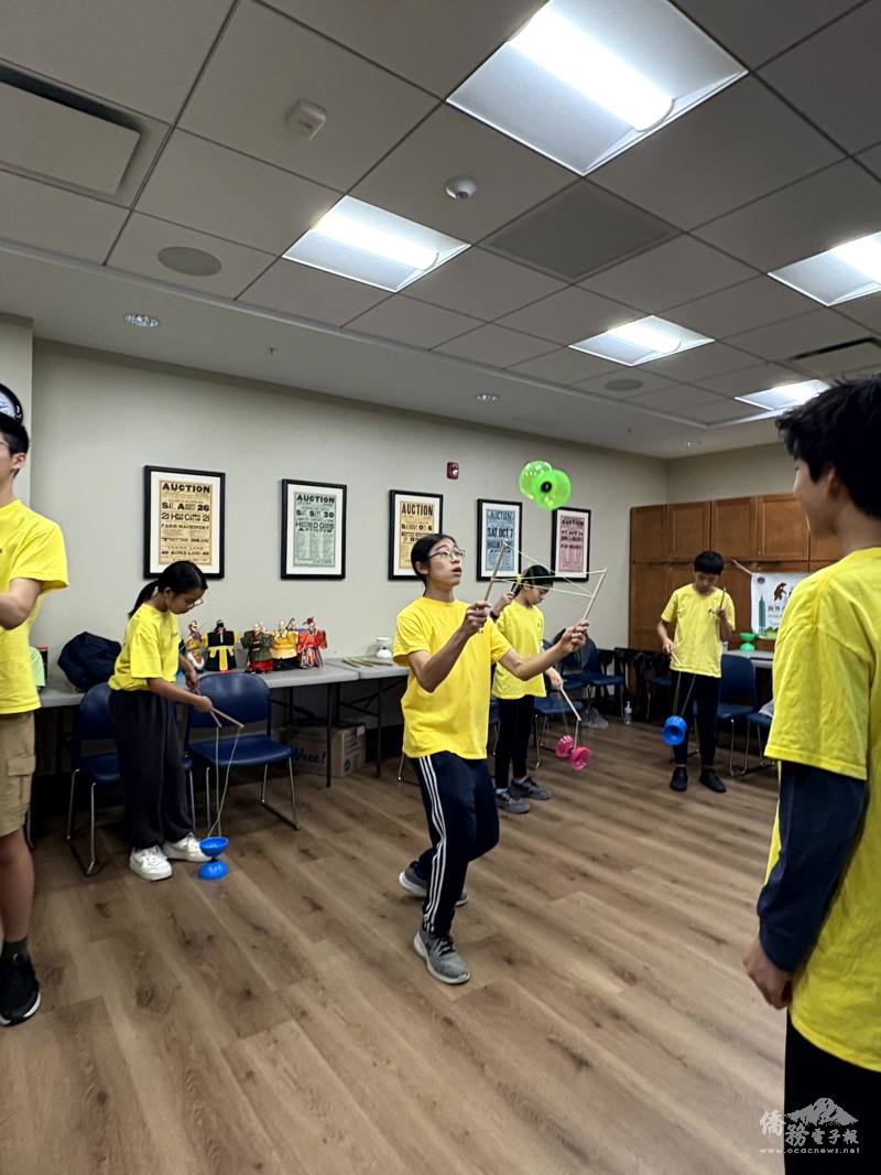 A photo of a FASCA member showing off a very difficult trick, Spider Weaving a Web (蜘蛛結網)!