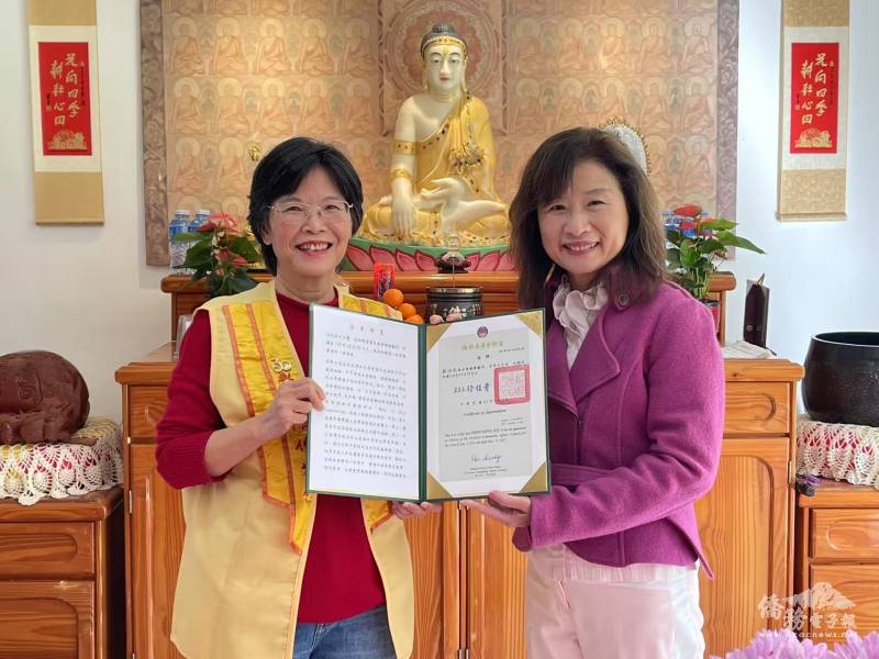駐開普敦辦事處僑務秘書李綺霞(右)代表僑務委員會頒發僑務顧問聘書給國際佛光會開普敦協會會長劉治民(左)