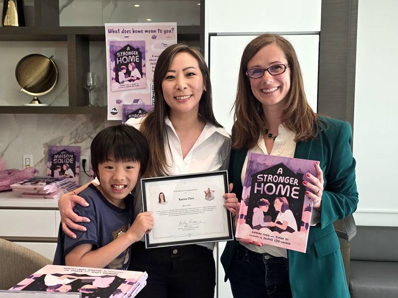 母親節前夕，前卑詩省台裔廳長陳葦蓁（中）帶著兒子出席新書發表會，分享曾遭遇性別暴力的心情，許多粉絲讚揚她是堅強的母親，也是為弱勢發聲的勇者。