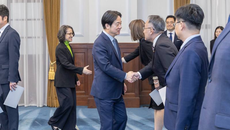 總統逐一向宣誓人致意