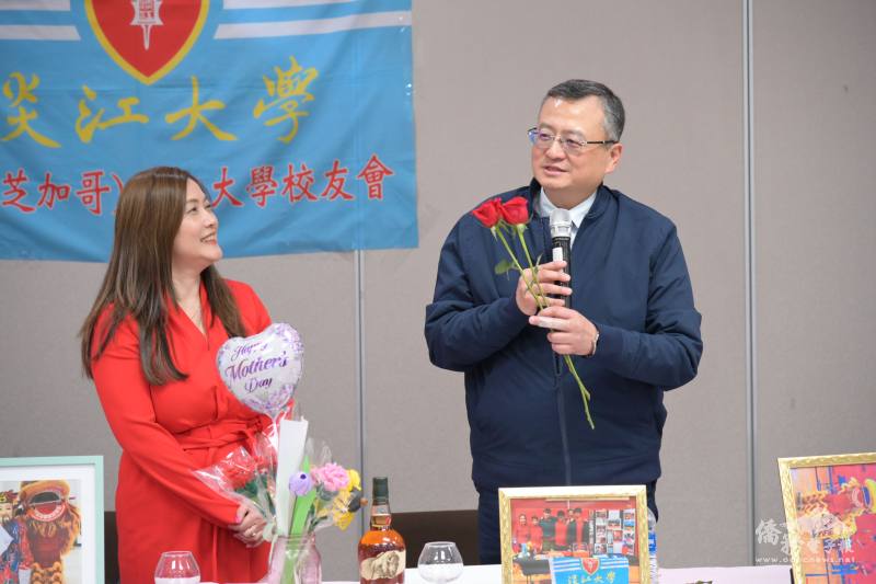 駐芝加哥辦事處處長類延峰很高興在母親節透過藝術活動交流彼此交誼