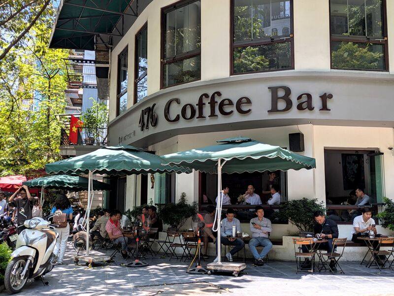 越南有市場調查顯示，薪水愈低愈愛去咖啡店，這群人因為缺乏足夠的居住或私人空間，於是選擇花小錢在咖啡店獲得更好的社交與工作環境。