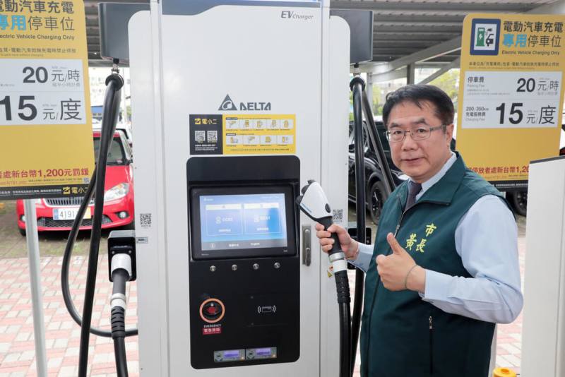 台南市政府12日宣布首批新設13處電動車充電站完成送電、正式啟用，市長黃偉哲（圖）表示，快充站解決電動車主的時間與里程焦慮，兼顧效率、方便及環保，同時也比汽油省錢，成為台南落實淨零碳排里程碑。（台南市政府提供）