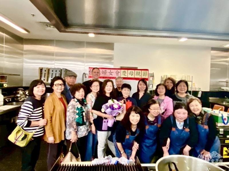 紐西蘭臺灣婦女會特別準備禮物及鮮花感謝王嬌嬌無私教學