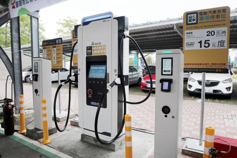 台南市政府推動友善電動車使用環境，爭取中央經費補助建置「區區有充電站」，首批共有13處完成送電，12日正式啟用。（台南市政府提供）