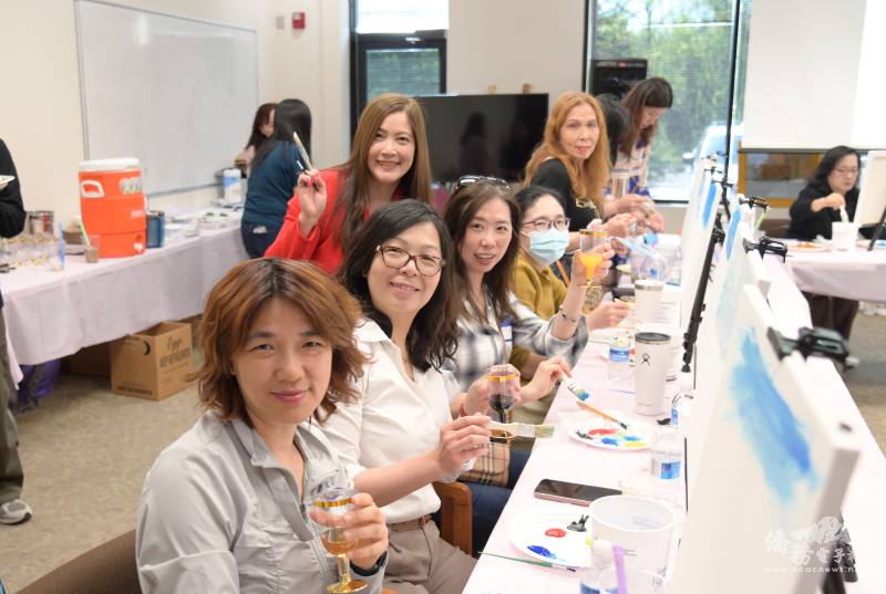 盧秀琴 (紅衣者) 與參與者輕鬆愉悅合影