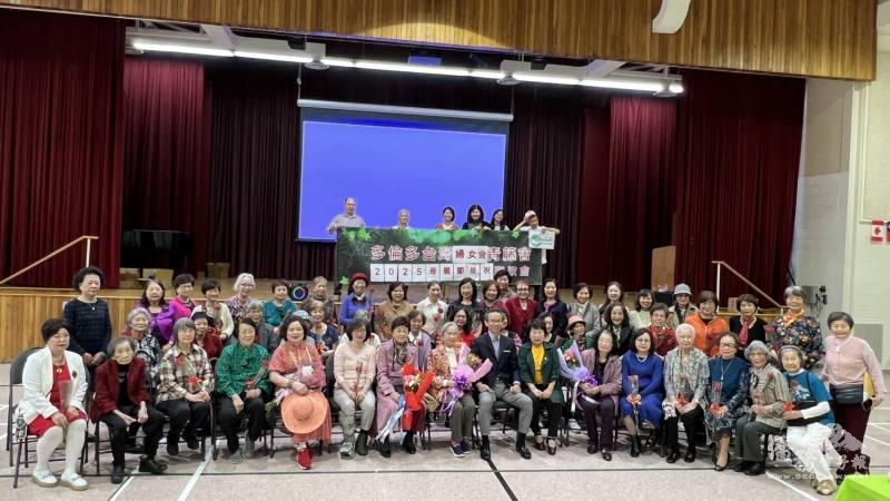 多倫多臺灣同鄉青籐會及多倫多臺灣婦女會共同主辦「母親節聯歡餐會」於5月10日在多倫多文化中心大禮堂盛大舉行，駐多倫多辦事處處長梁毅鵬與當日所有在場母親們大合影