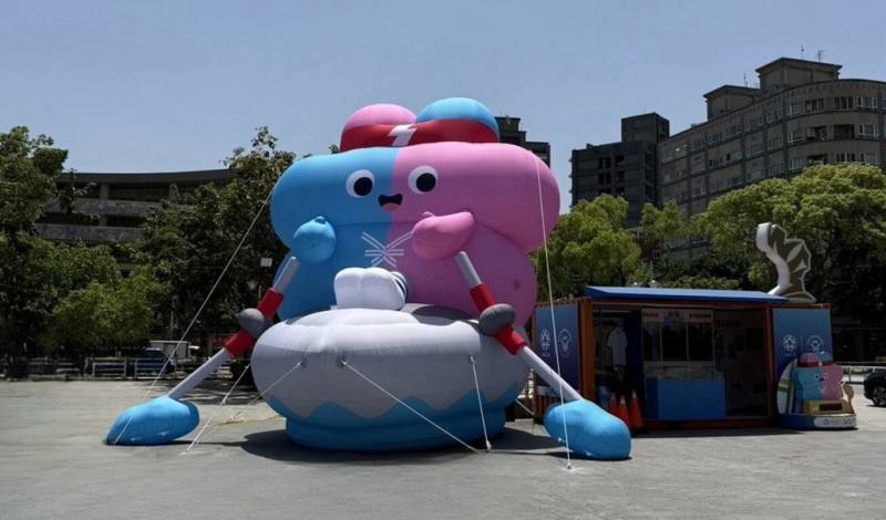 2025雙北世界壯年運動會將在5月17日登場，新北市體育局自19日起至29日每天晚上7時，將在板橋體育場廣場划船壯寶前安排精彩應援Show。（新北市體育局提供）