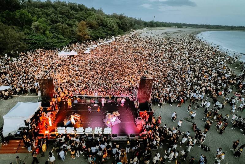 台南市政府文化局表示，2025漁光島生活節今年首度由「藝術節」轉型為「生活節」，以「生活即藝術」為策展主軸，11日圓滿落幕，為期9天活動吸引超過12萬人次遊客湧入。（台南市文化局提供）