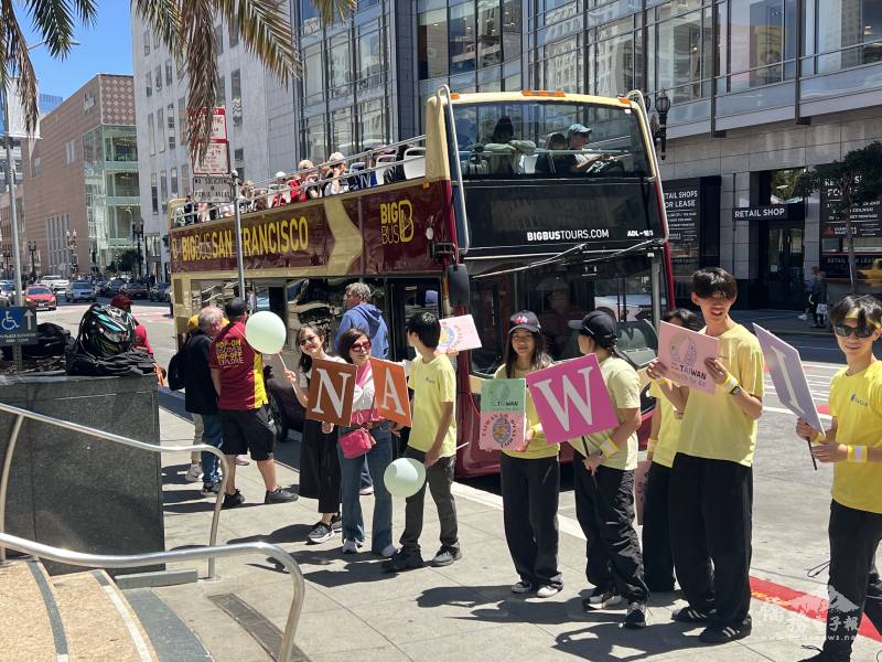 FASCA學員向國際旅客宣導，呼籲各界共同支持臺灣參與WHA