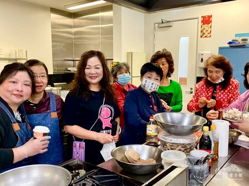 王嬌嬌展現深厚廚藝，教學活潑，現場也笑聲不斷，和樂融融