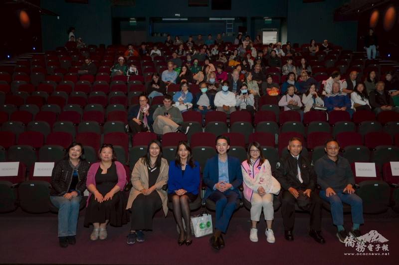 駐紐西蘭代表處大使歐江安(左四)及南島臺商協會會長何冠瑋(右四)和基督城僑務職貴賓們用行動支持「臺灣日電影節」