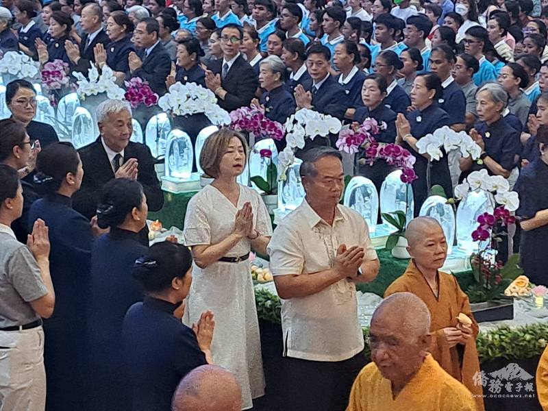 駐菲律賓代表處大使周民淦夫婦（中著白衣者）合十禮敬參加「佛誕節、母親節、慈濟日」三合一活動