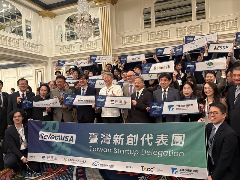 2025年「選擇美國投資高峰會」11日至14日在美國馬里蘭州登場，駐美國代表處11日舉行台灣代表團歡迎酒會。圖為台灣新創代表團合影。