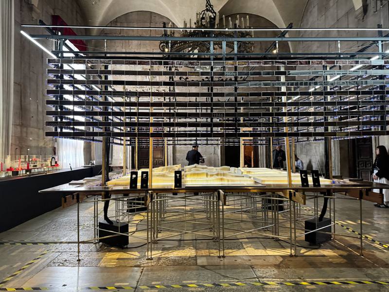 2025年威尼斯建築雙年展中，台灣館以「科技島」為核心，運用電子紙呈現台灣地景，並以廟會常見的「辦桌桌腳」支撐，呼應威尼斯建立在數百萬根木樁之上的基底。