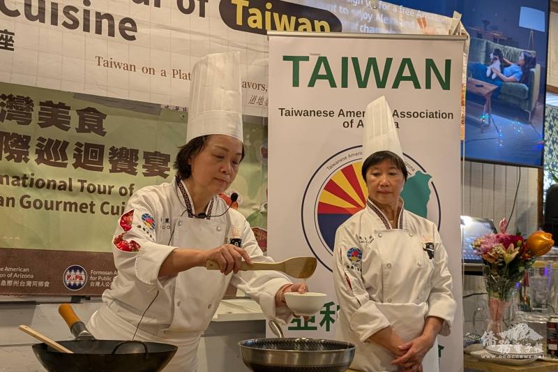 專業烹飪講師連愛卿（右）與杜麗娟（左）示範製作甜品