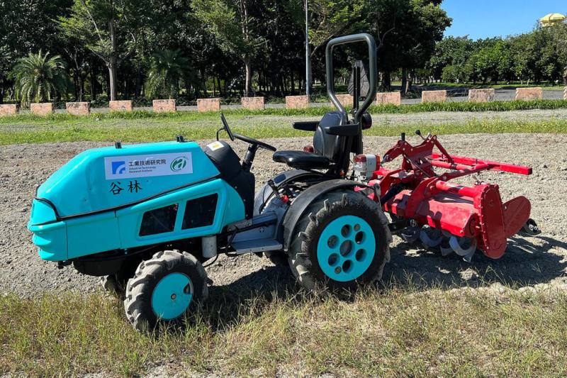 工研院與高雄區農業改良場合作，開發出小型電動曳引機，近日已技轉國內農機具大廠谷林科技，有望加速電動農業機械自主生產。（工研院提供）