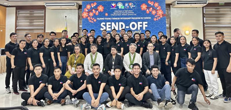 菲律賓50名青年農民預定於19日啟程赴台實習，菲律賓農業培訓中心13日舉行歡送儀式，駐菲律賓副代表楊登仕（第2排右2）受邀參加。（駐菲代表處提供）