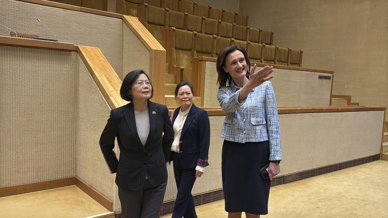 前總統蔡英文（左）今天參訪立陶宛國會大樓，由立陶宛議員、前國會議長希米利特（右）親自導覽。希米利特於2020年至2024年間擔任國會議長，任內多次公開表達對台灣民主、自由及國際參與的支持。