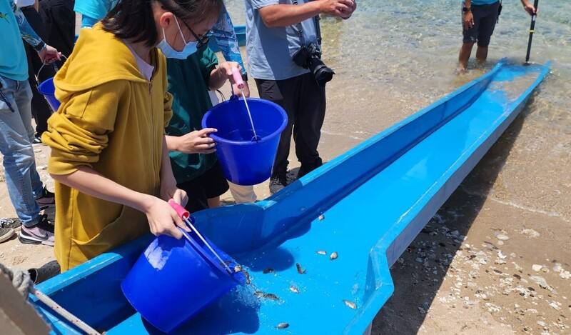 台電公司與澎湖縣政府響應國際生物多樣性日（5月22日），13日聯手在龍門等海域放流魚苗與蝦螺等，以實際行動守護海洋生態