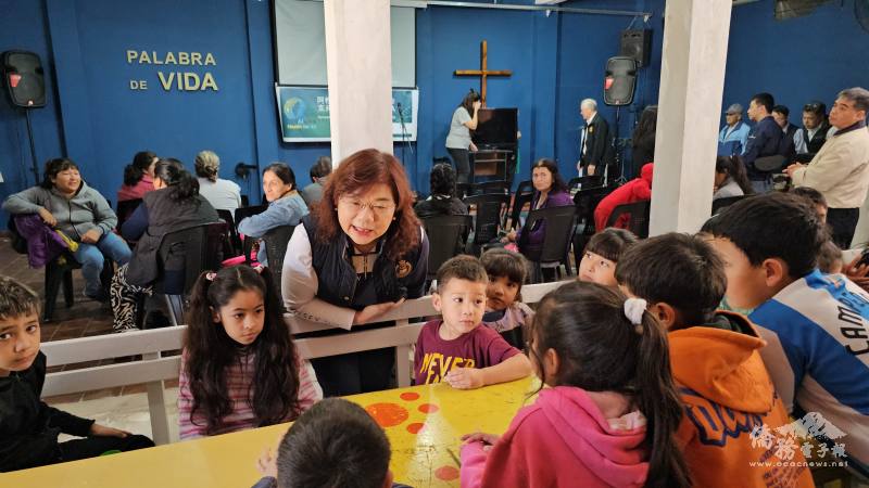 駐阿根廷大使謝妙宏與孩童們開心互動，藉由這場義診活動，不僅傳遞臺灣的醫療關懷，更促進臺阿文化交流的情感連結