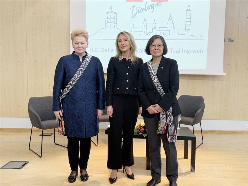 Former President Tsai Ing-wen (first right) and former Lithuanian President Dalia Grybauskaitė (first left) pose for a photo after Tsai’s lecture at Vilnius University on Monday. CNA photo May 13, 2025