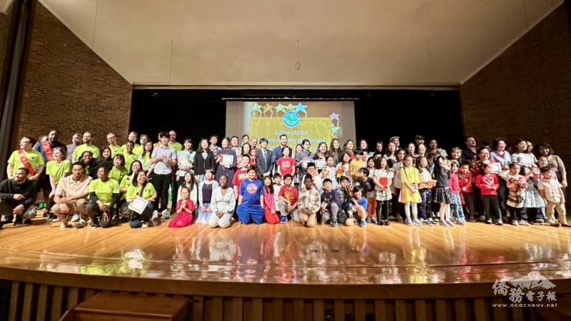 克里夫蘭中文書院畢業典禮氣氛歡樂