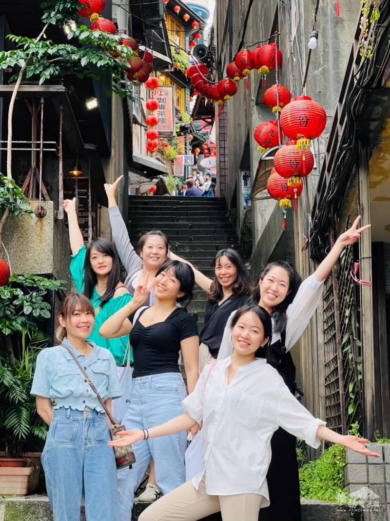 劉靜蓉（中）與親朋好友至九份觀光