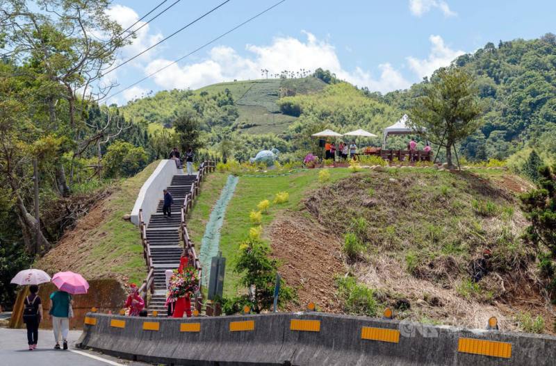 嘉義梅山鄉太平圓山觀星平台「雲境心園」13日落成啟用，平台鄰近太平老街、三元宮，地勢為360度環狀圓形山丘，可環視太平村落優美景色