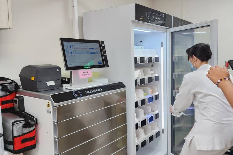 奇美醫院導入智慧藥櫃系統，並整合小兒疫苗冷藏管理機制，經統計可縮短門診病人領藥時間約30%，並減輕臨床醫事人力負擔