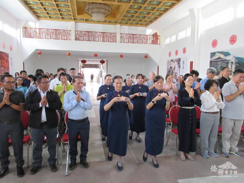 慈濟志工進行獻供儀式