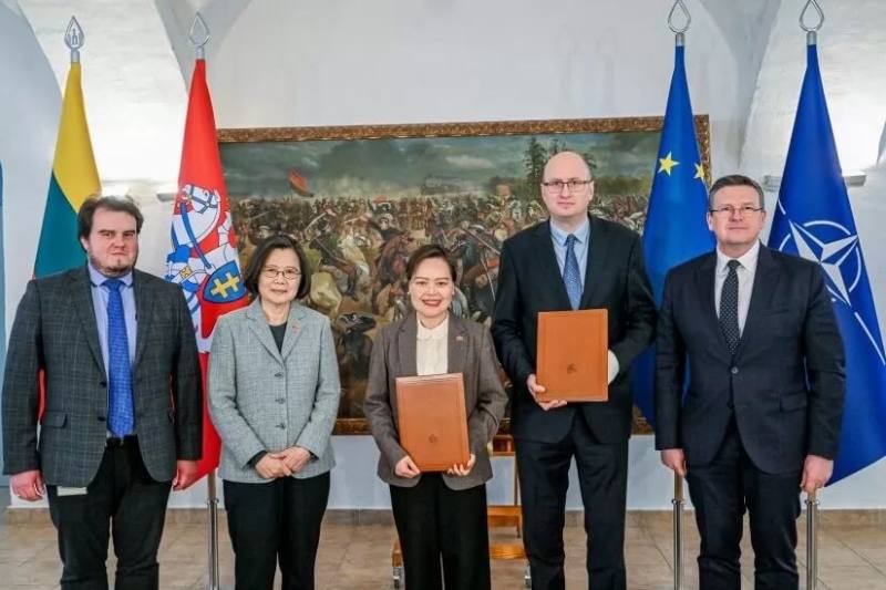 台灣與立陶宛日前簽署合作意向書，支持立陶宛主導的烏克蘭人道排雷行動「排雷能力聯盟」。前總統蔡英文（左2）在場見證。（圖取自立陶宛國防部網頁kam.lt）