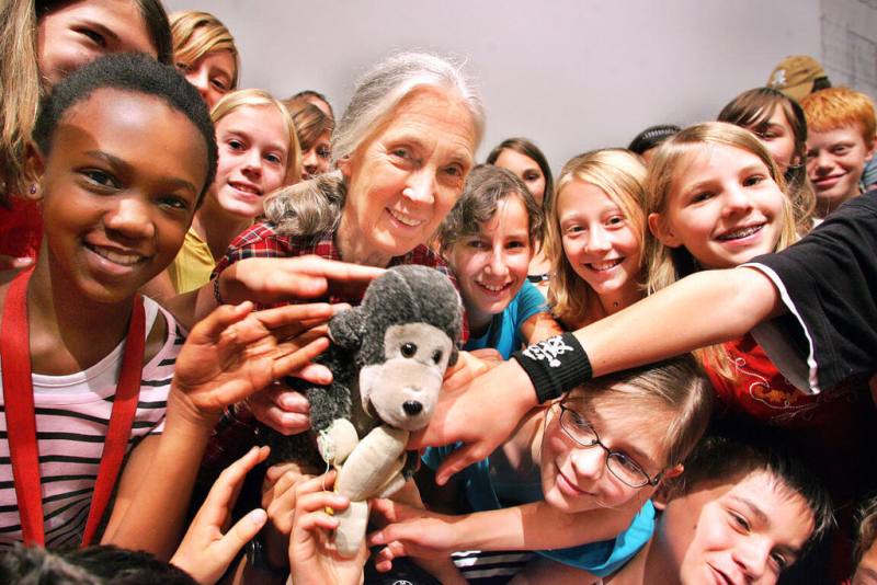 2020年唐獎永續發展獎得主珍古德博士（圖中紅衣者）6月8日在台演講「透過行動點燃希望」，這是珍古德睽違7年來台的唯一公開演講。（唐獎基金會提供）