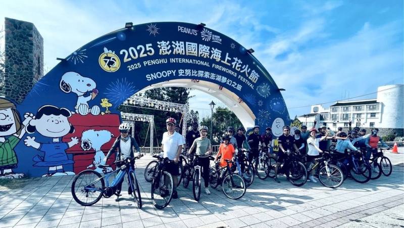 2025澎湖跳島自行車嘉年華系列活動開跑，搭配正在舉辦的澎湖國際海上花火節，交通部觀光署澎湖國家風景區管理處12日歡迎民眾到澎湖單車遊，還能欣賞精彩煙火秀。（澎湖國家風景區管理處提供）