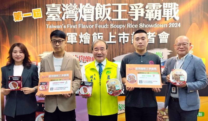 日本缺米且米價上漲，台灣外銷日本的米大幅提升，農業部次長胡忠一（中）13日表示，109至113年，台灣外銷日本的米平均每年3500公噸，預估114年將超過1萬公噸，台灣米品種好價格便宜，且台日距離近，在日本市場具競爭優勢