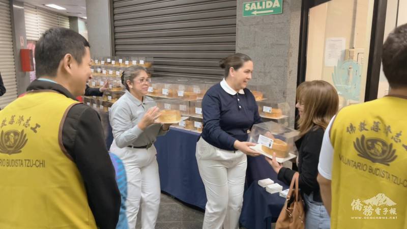 巴拉圭東方市慈濟志工以甜美蛋糕祝福每位母親