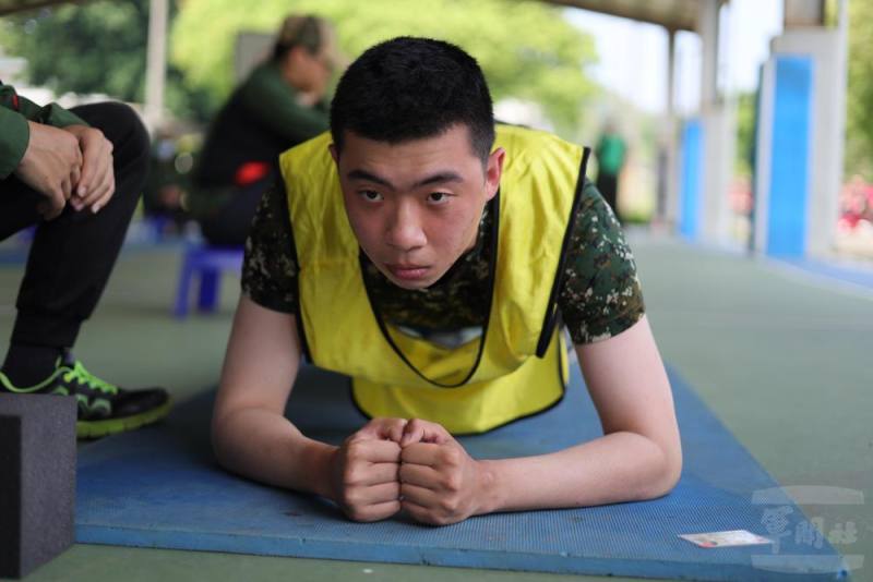 陸軍第十軍團常備兵役軍事訓練役訓員實施期末鑑測。（陸軍第十軍團提供）