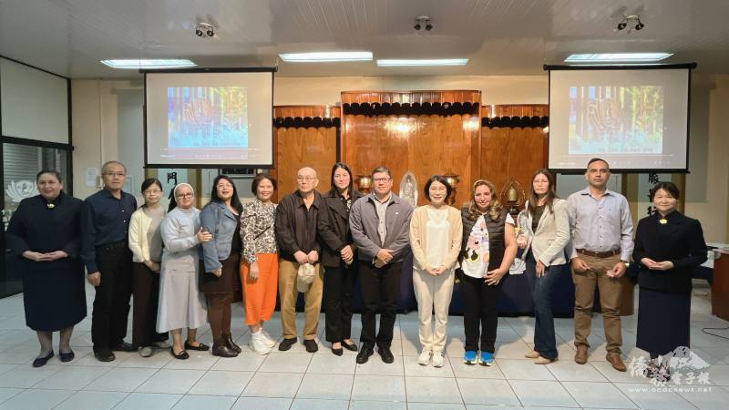 駐東方市總領事陳慧芬(右五)出席浴佛節，與來賓與志工合影