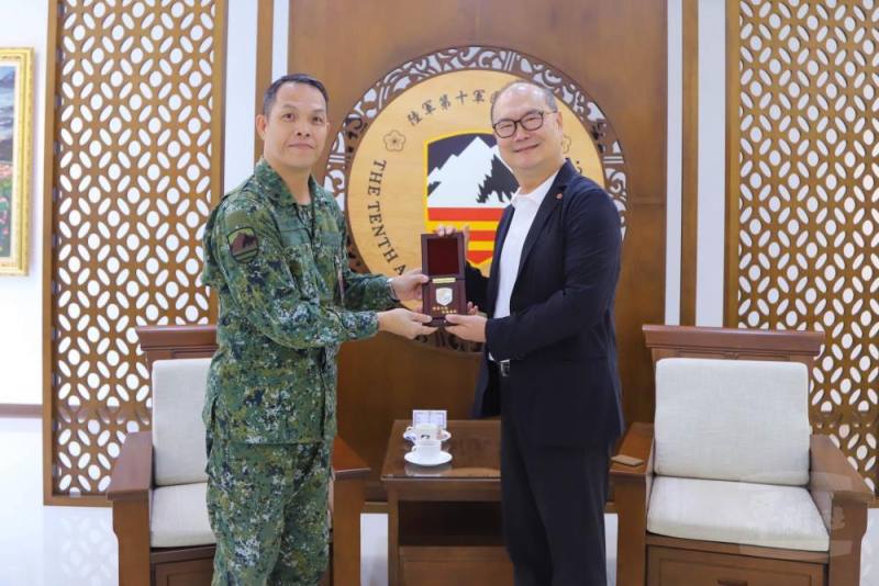 十軍團參謀長譚少將致贈紀念品，感謝企業敬軍。（軍友社提供）