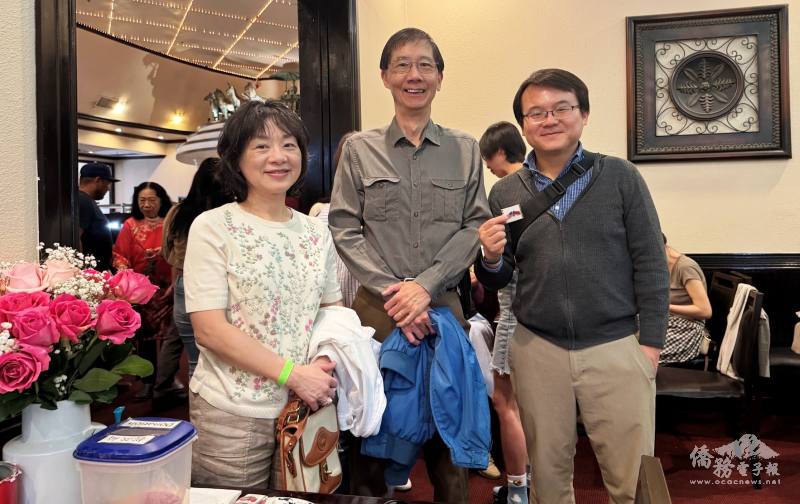 僑務顧問沈玉林(中)夫婦應邀共襄餐敘，右為新墨西哥華人聯誼會會長蕭宇佑