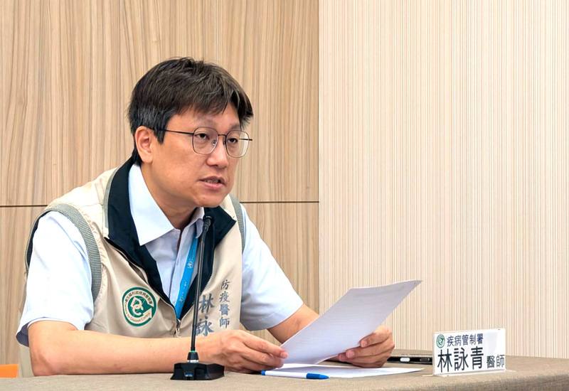 新增COVID-19重症病例年紀較小個案，疾管署防疫醫師林詠青說明，南部11個月大未接種過COVID-19疫苗男嬰發生哮吼，且有低血氧狀況，住進加護病房。