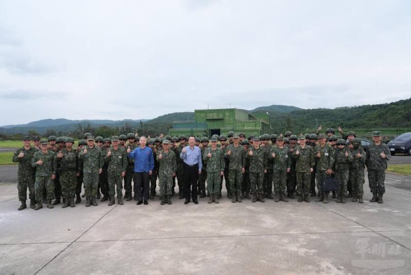 顧部長與參演官兵合影