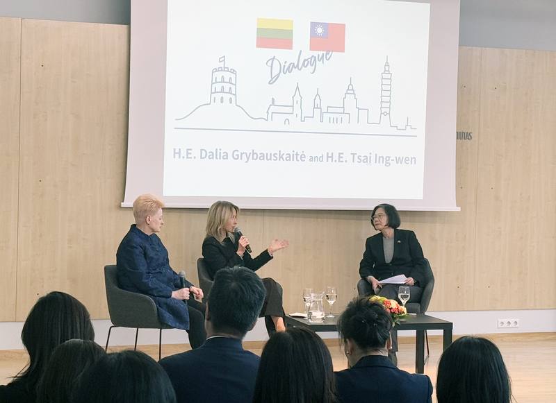 前總統蔡英文（右）本次應前立陶宛總統格里包斯凱特（左）邀請拜訪立陶宛。蔡英文也在發表演說後，與格里包斯凱特針對區域安全、烏克蘭援助、資訊戰、民主韌性等國際重要議題展開意見交流。