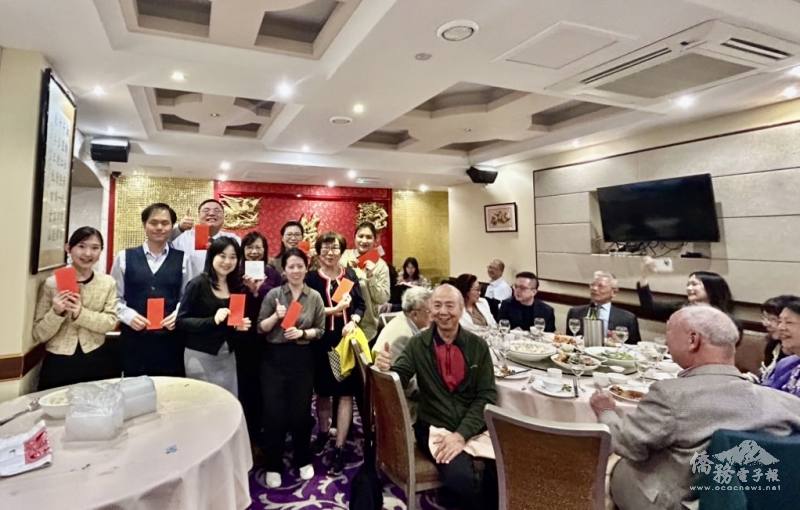 抽獎活動總計超過二十份紅包、禮物獎項 (英國臺灣商會暨青年商會提供)