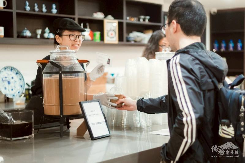 現場備有珍珠奶茶供來賓享用