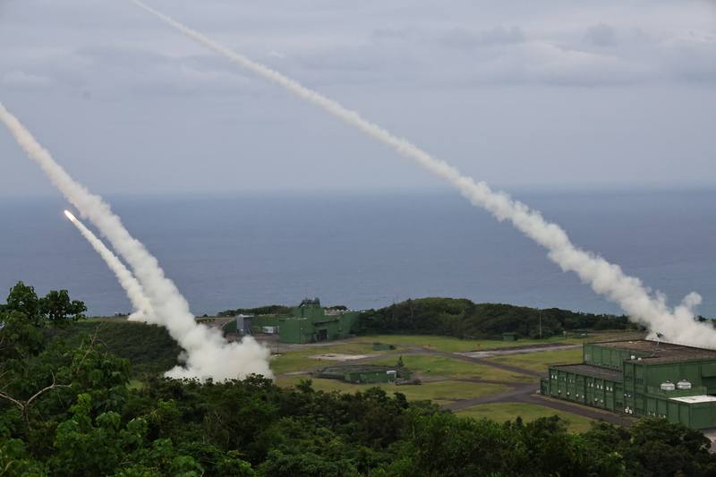 國軍引進海馬士多管火箭系統，其火箭彈射程逾40公里；12日在屏東九鵬基地進行射擊操演，3套系統同時點火擊發，在空中畫出多道白煙。