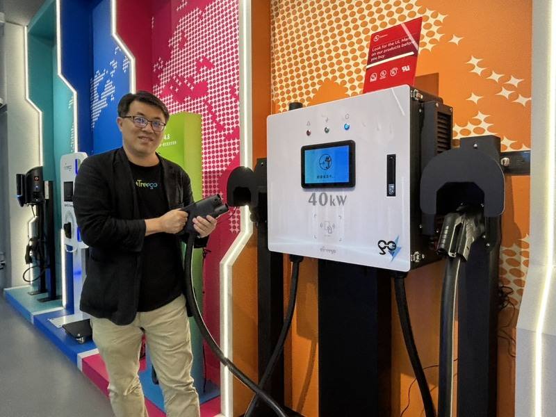 起而行綠能公司竹縣竹北的辦公空間，宛如未來的能源補給站，高挑的天花板垂掛數條光纖燈帶，而電動車充電樁矗立於展示台上，營運長王建文（圖）介紹，每一座充電樁象徵電子綠樹，不僅是能量傳輸的節點，也是串聯綠色生活的新起點。