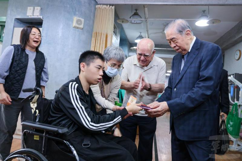 院生獻上自製手工藝品，表達問候與感謝。（青年日報提供）