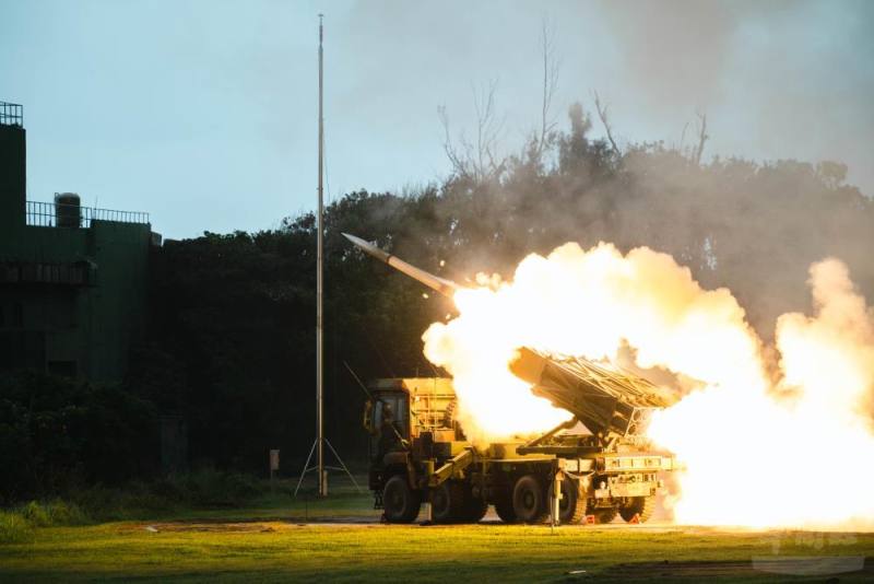 雷霆2000多管火箭發射，現場氣氛震撼